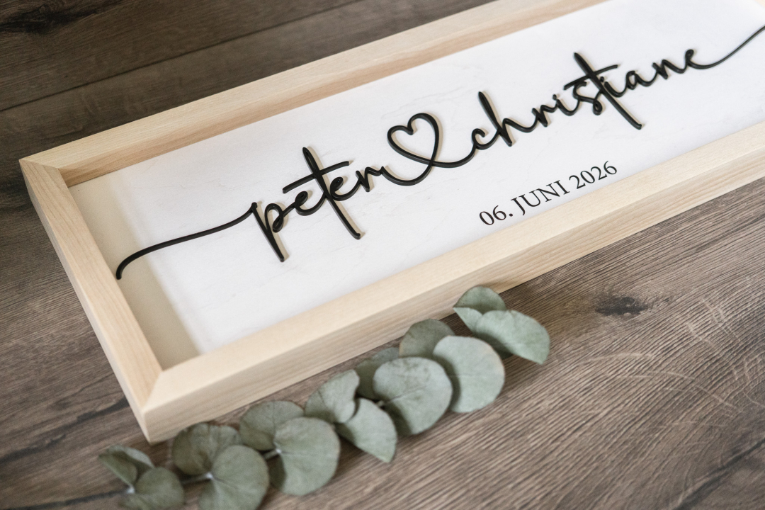 Preview: Brautpaar Holzschild mit 3D-Acryl-Schriftzug & Datum – personalisiertes Hochzeitsgeschenk aus Eschenholz